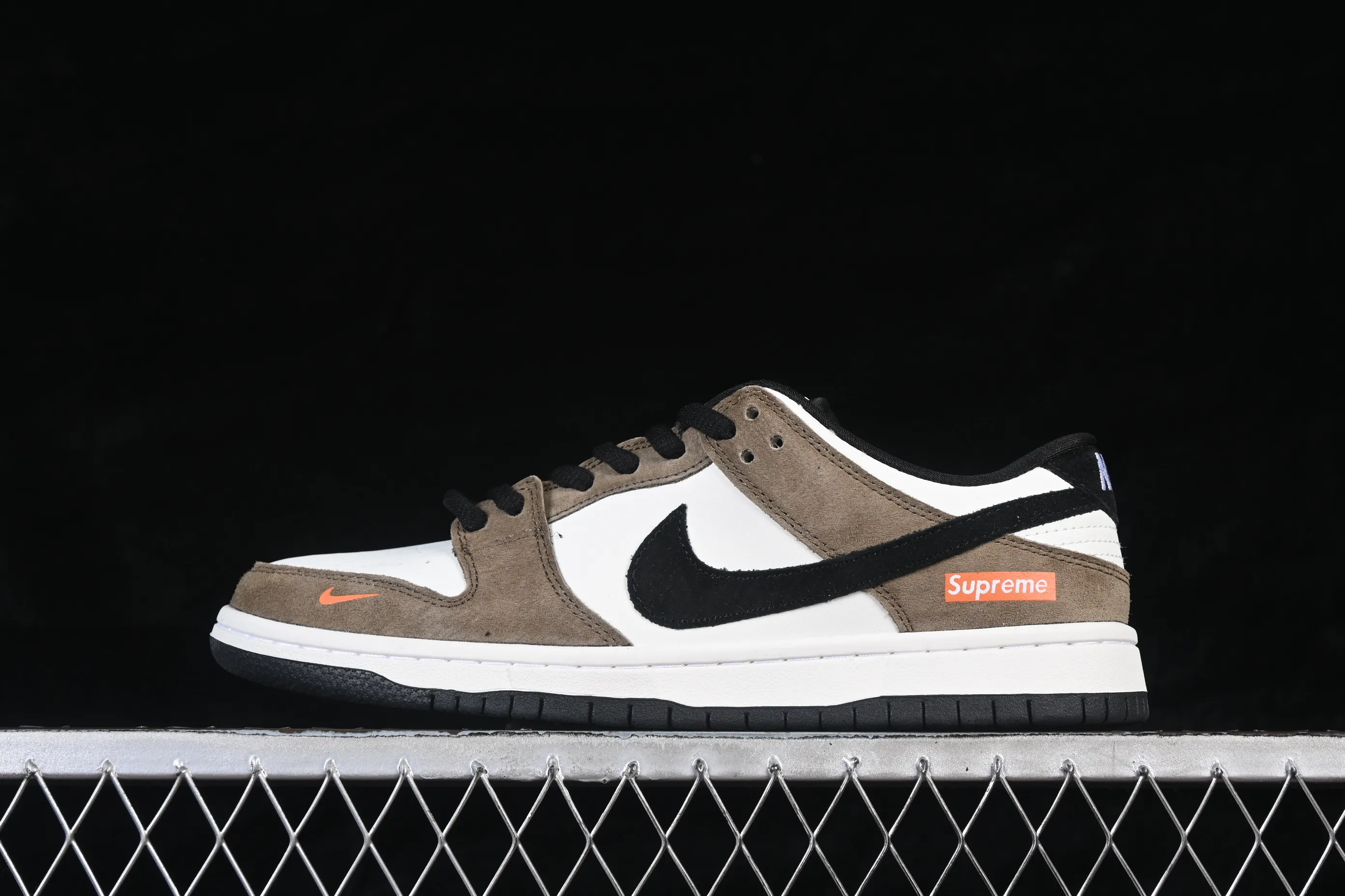 All categories Nk SB Dunk Series Nk SB Dunk Low High-end customized low-top sneakers Nike SB Dunk Low Year of the Horse limited edition white, black and brown High-end customized low-top casual sneakers AJ6817-002